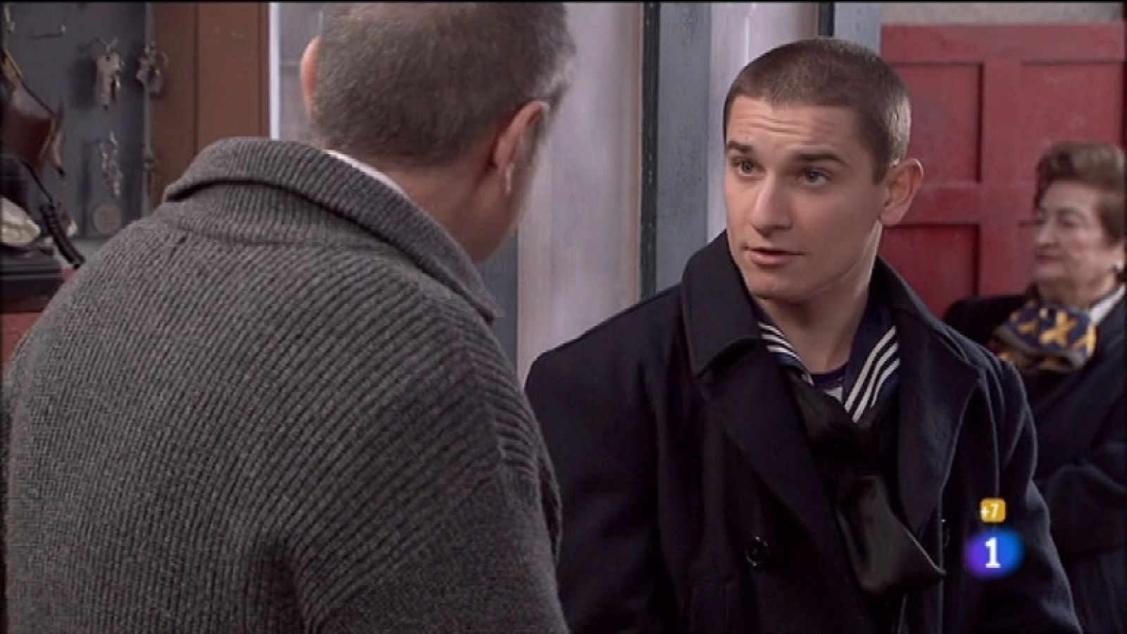 Amar en tiempos revueltos - T7 - Capítulo 98 - Miguel, desconcertado tras encontrar su oficina cerrada y sin nadie que dé razón - Ver ahora