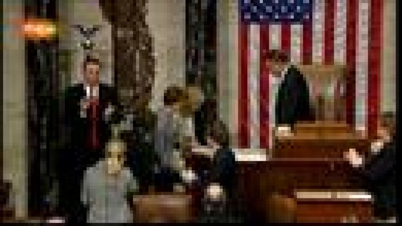 La congresista Giffords renuncia a su escaño: "Me recuperaré y regresaré"