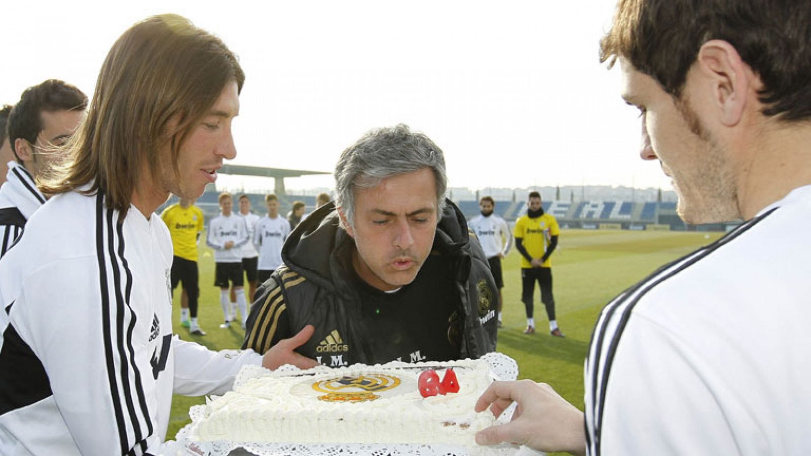 La plantilla felicita a Mourinho por su cumpleaños