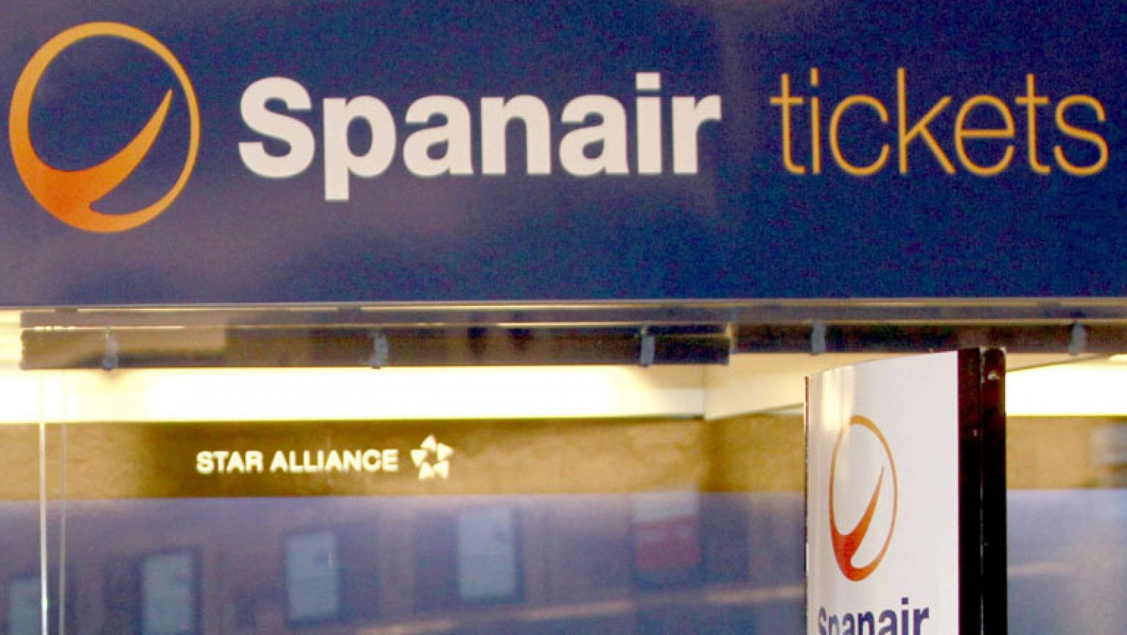 Spanair ultima este viernes la solicitud para suspender su actividad y deja de vender billetes