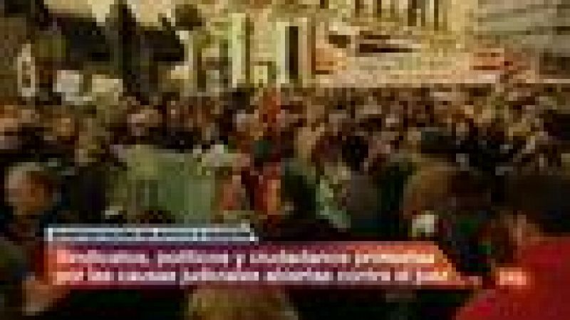 Miles de personas han salido a la calle para  protestar contra las  causas judiciales que el magistrado Baltasar Garzón tiene abiertas en el Tribunal Supremo.