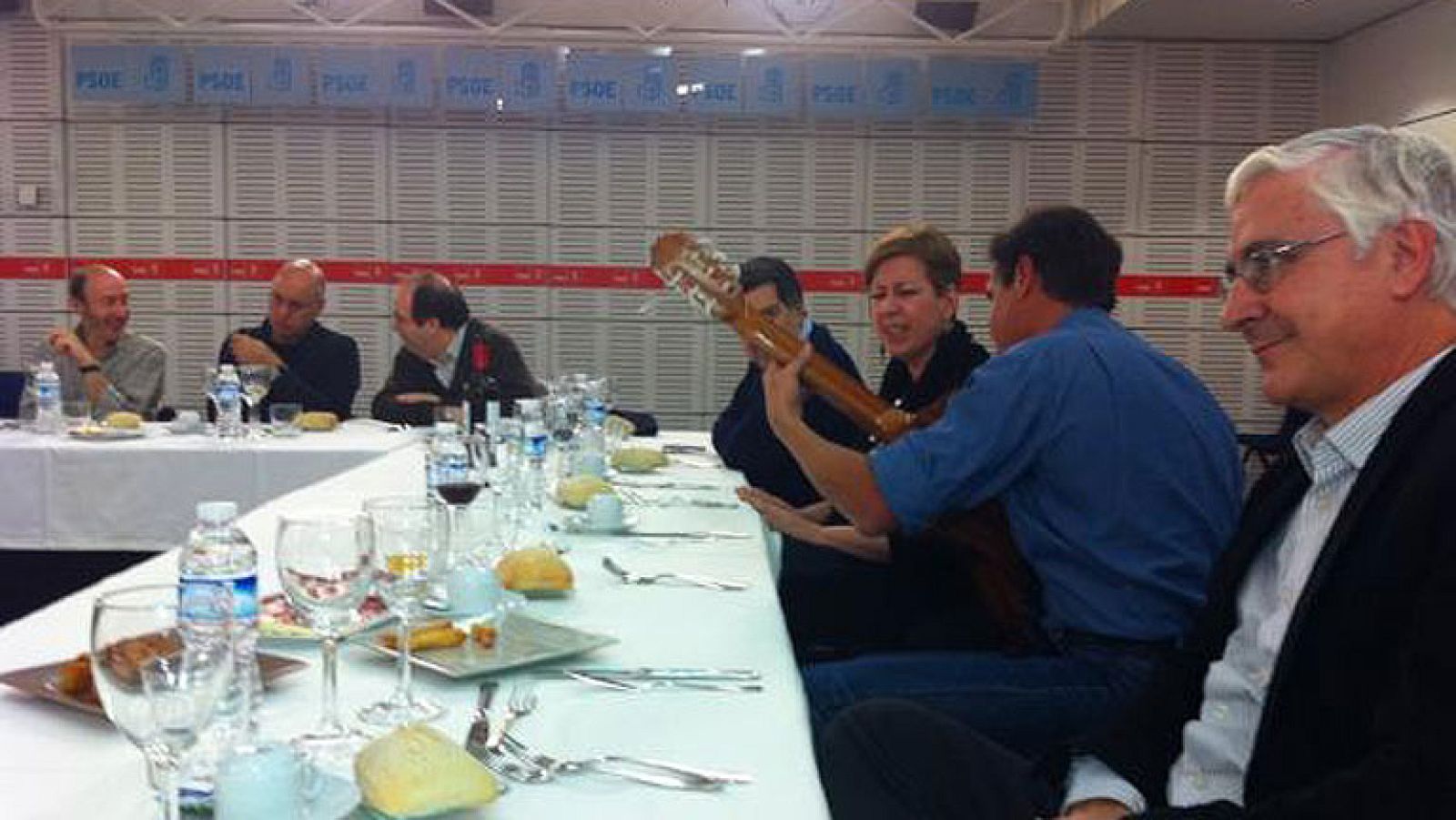 Los 32 miembros de la actual ejecutiva socialista han estado en una cena de despedida en la sede del partido.