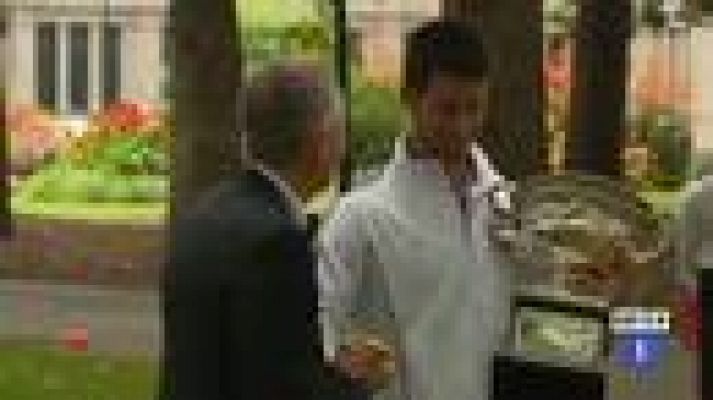  - El serbio posó con el trofeo de ganador conseguido en el Open de Australia 2012.