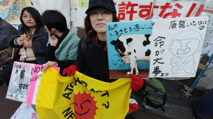 Telediario 1 - El Gobierno japonés aprueba el plan que limita la vida de sus centrales nucleares a 40 años