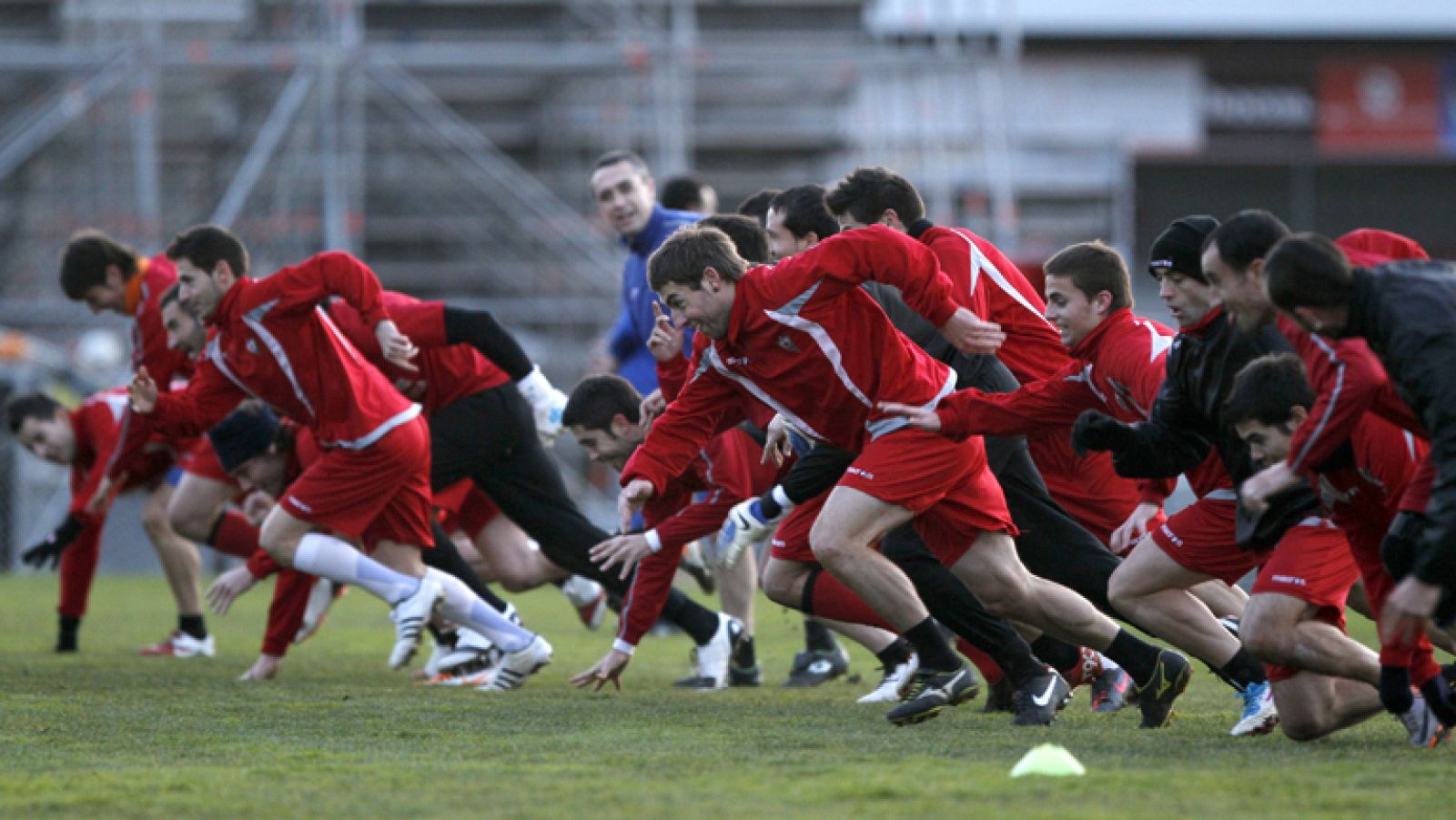 El equipo revelación de la temporada el Club Deportivo Mirandés  disputará el partido de ida de la semifinal de Copa del Rey este martes (22.00 horas) ante un histórico de la competición, el Athletic Club de Bilbao.