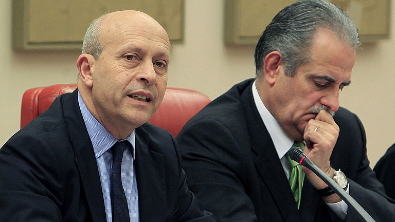  El Gobierno sustituirá Educación por la ciudadanía por otra asignatura. Se llamará Educación Cívica y Constitucional, y según el ministro Wert, evitará contenidos controvertidos. Se reducirá un año la ESO y el Bachillerato durará tres. 