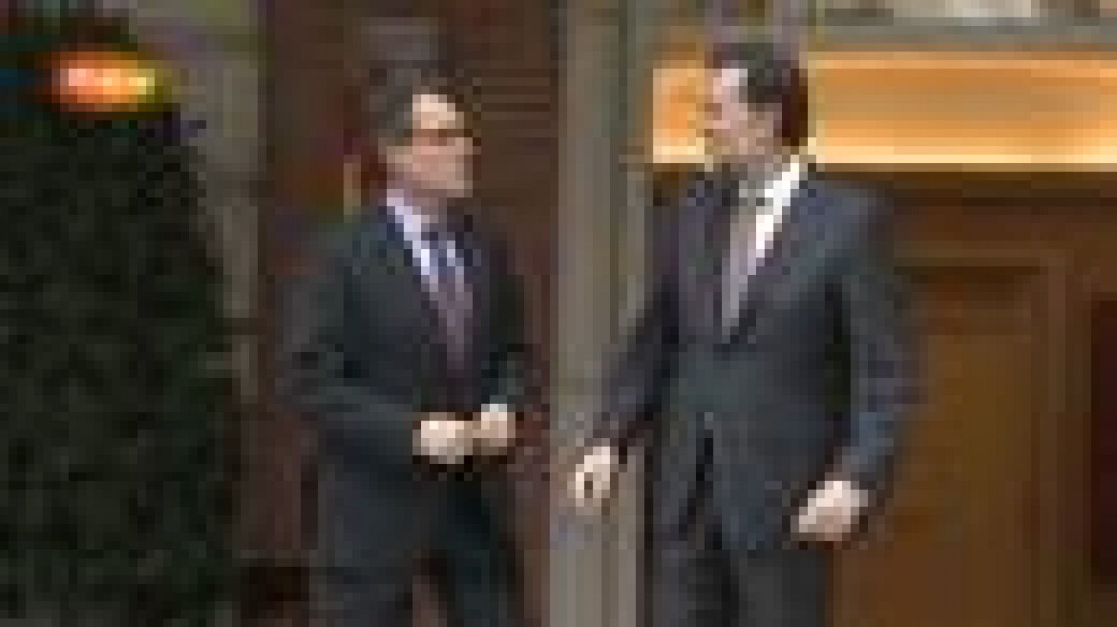 El jefe del Ejecutivo, Mariano Rajoy, ha recibido este miércoles al presidente de la Generalitat, Artur Mas, en el Palacio de La Moncloa y, mientras intercambiaban un saludo ante las cámaras de televisión y fotógrafos, se ha escuchado al presidente decir: "Vivo en el lío".