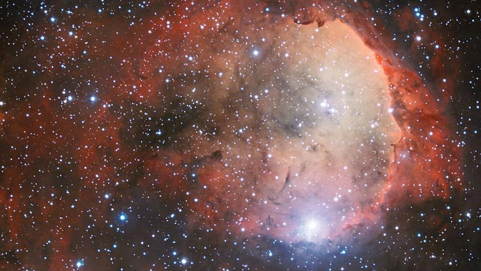 Esta nueva imagen muestra una guardería de estrellas llamada NGC 3324, que tiene la particular forma de un rostro de perfil. Fue tomada utilizando el instrumento Wide Field Imager instalado en el telescopio MPG/ESO de 2,2 metros de ESO, en el observa