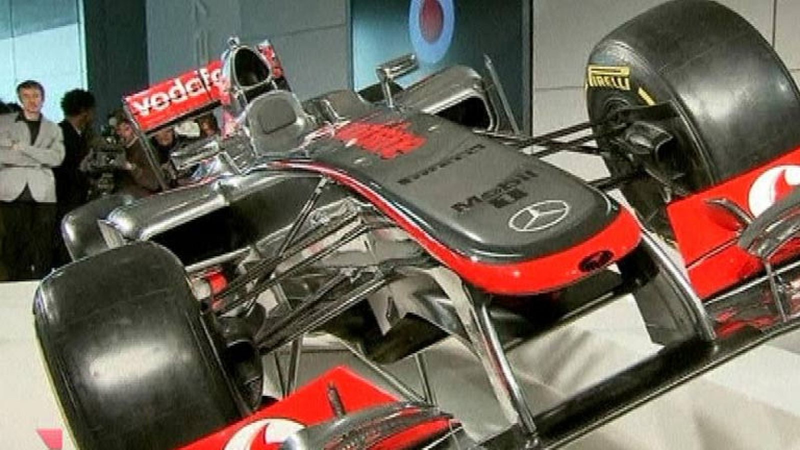 En Fórmula 1, se ha presentado uno de los equipos que siempre aspira al título, aunque lleva varios años sin conseguirlo. De hecho sus dos pilotos han sido campeones mundiales, Lewis Hamilton y Jenson Button. El nuevo modelo de Mclaren, MP4 27, tiene