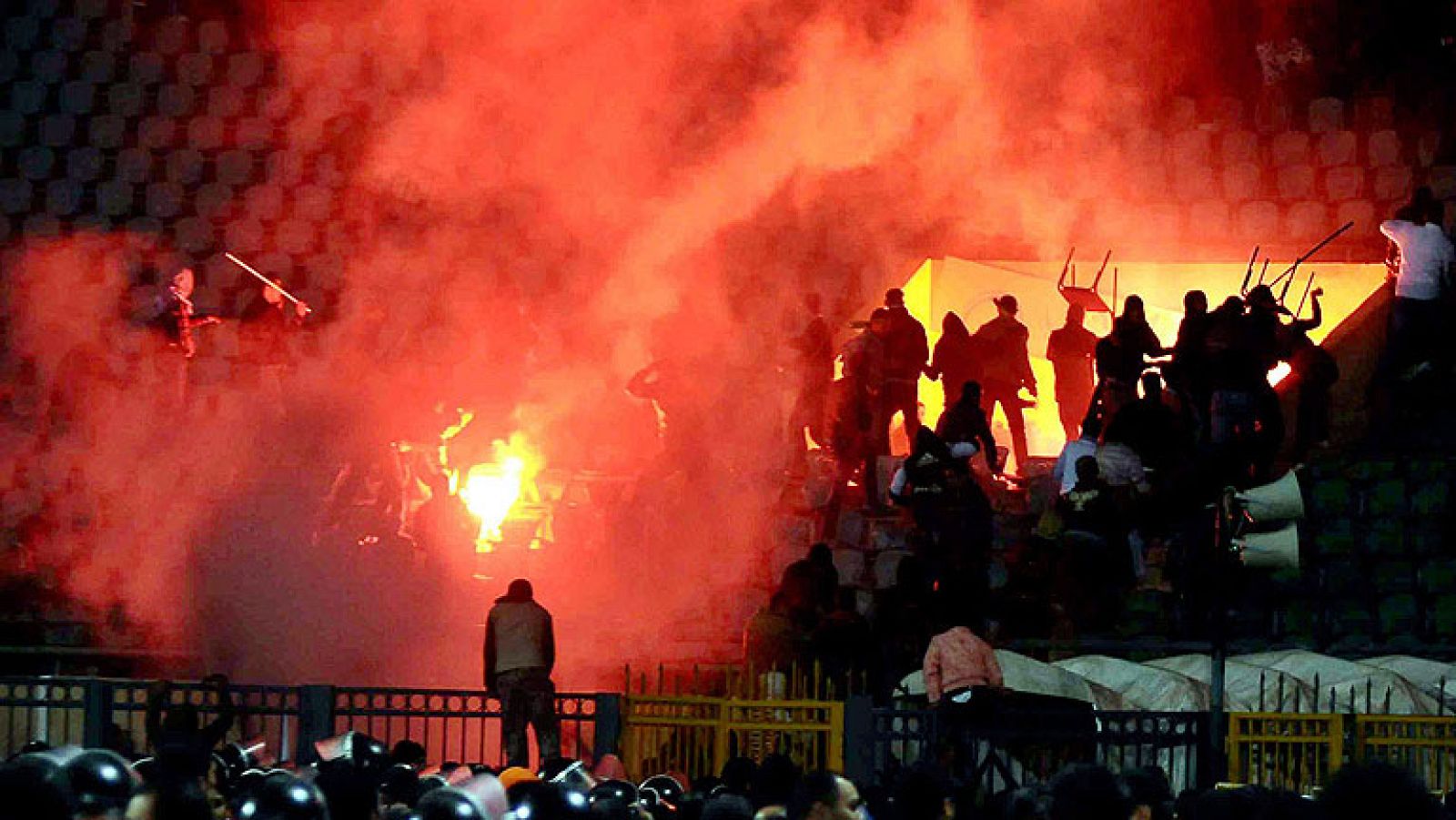  Egipto está de luto tras la batalla campal ocurrida ayer en un campo de fútbol. Los hinchas del equipo local invadieron el cesped para perseguir a sus rivales en Port Said, al noroeste del país.