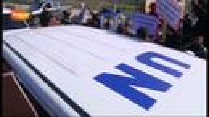  - Manifestantes palestinos lanzan zapatos en Gaza contra el vehículo de Ban Ki moon