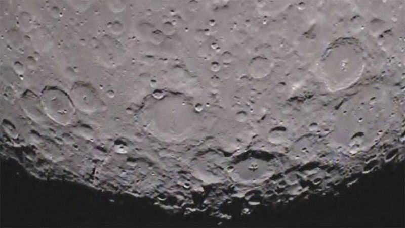 Una cámara a bordo de una de las sondas gemelas de la misión GRAIL de la NASA ha grabado por primera vez en vídeo la cara oculta de la luna. En las imágenes, el polo norte lunar aparece en la parte superior de la pantalla. Según informa la NASA, un