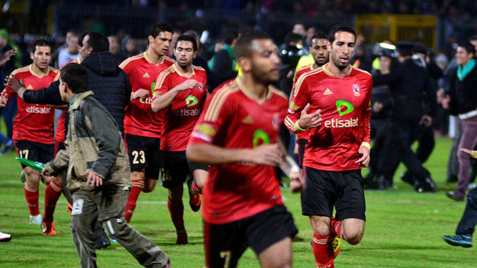 Los violentos acontecimientos ocurridos en Egipto ha sido el último caso de tragedia en el fútbol y recuerda a otras como las de Heysel o Sheffiled.