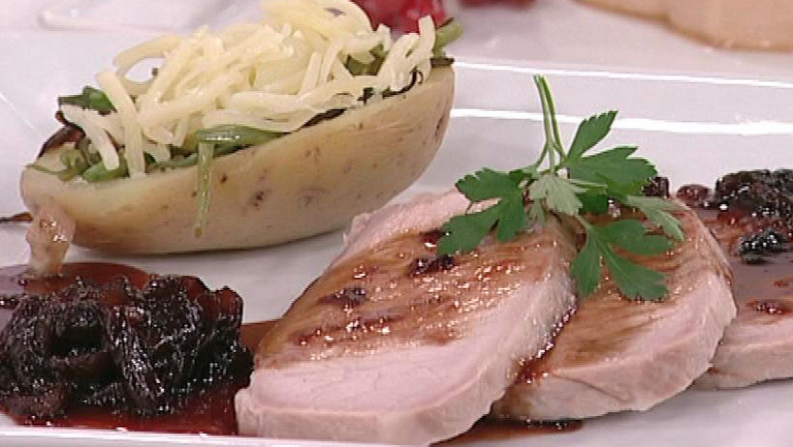 Lomo a la sal con patatas rellenas y salsa de cebolla (03/02/2012)