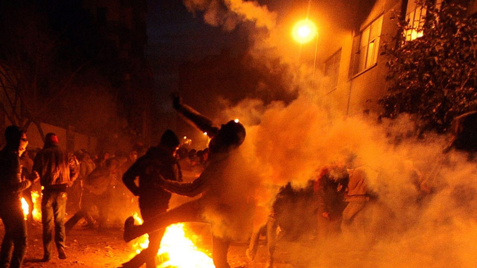 Siria ha vivido la noche más mortífera desde que comenzaron las protestas contra el régimen hace 11 meses. Más de 250 muertos y medio millar de heridos en los bombardeos en la ciudad opositora de Homs, según la información que facilitan grupos locales. El Gobierno ha negado estar detrás de los ataques.