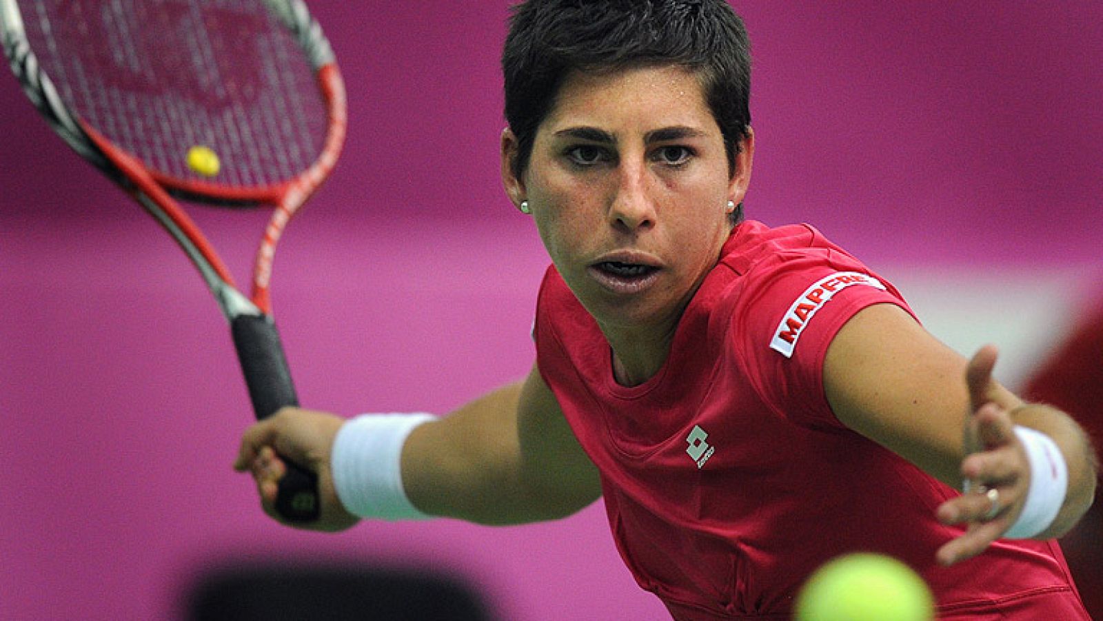 Los claros triunfos de Sharápova y Kuznetsova ante Silvia Soler y Carla Suárez han puesto muy cuesta arriba la eliminatoria de Copa Federación a España en el debut de Arantxa Sánchez Vicario como capitana.