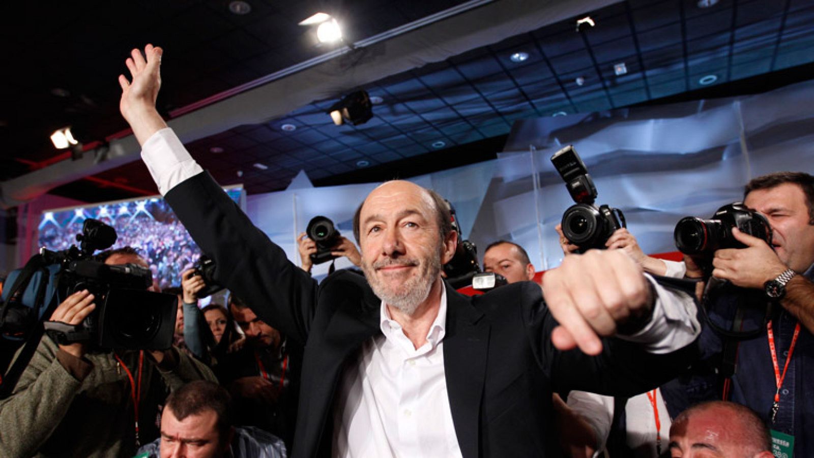 Tras una larguísima negociación, de madrugada se cerraba la Ejecutiva, en la que  José Antonio Griñán es el nuevo Presidente del PSOE, y Elena Valenciano y Óscar López, los números dos y tres. Los más cercanos colaboradores de Rubalcaba ocupan las principales secretarías. Entre los vocales de la Ejecutiva, hay dos miembros del equipo de Chacón. Algunos dirigentes han criticado que se trata de una ejecutiva poco integradora. Rubalcaba, que acaba de cerrar el 38 Congreso en SevillaSigue el frío y continúan las fuertes nevadas, especialmente en el cantábrico oriental. Hoy se han vuelto a registrar temperaturas de hasta 15 grados bajo cero en el pirineo, y está en alerta naranja por nieve Cantabria, País Vasco, zonas de Aragón y Cataluña. Y Navarra, donde muchos se han encontrado un paisaje siberiano al salir de casaFunerales multitudinarios por algunas de las 200 víctimas de Homs, según los opositores, y protestas contra el régimen. Reaparece el presidente Al Assad al que Rusia pedir 