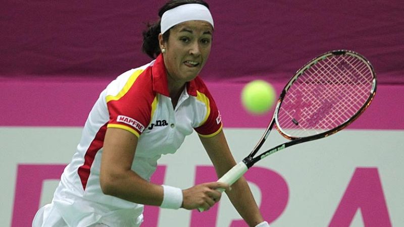 España debía remontar un 2-0 de la primera jornada y Carla Suárez dio esperanzas logrando el 2-1 frente a Petrova. Sin embargo, Svetlana Kuznetsova dio el punto definitivo para las locales ganando a Silvia Soler.