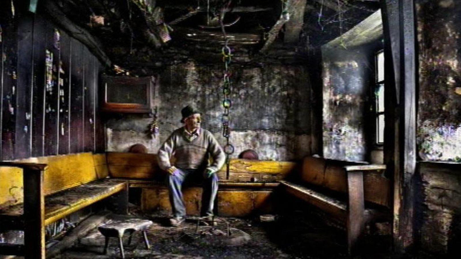 Vicente Ansola guarda en la fotografía la memoria de la pequeñas aldeas