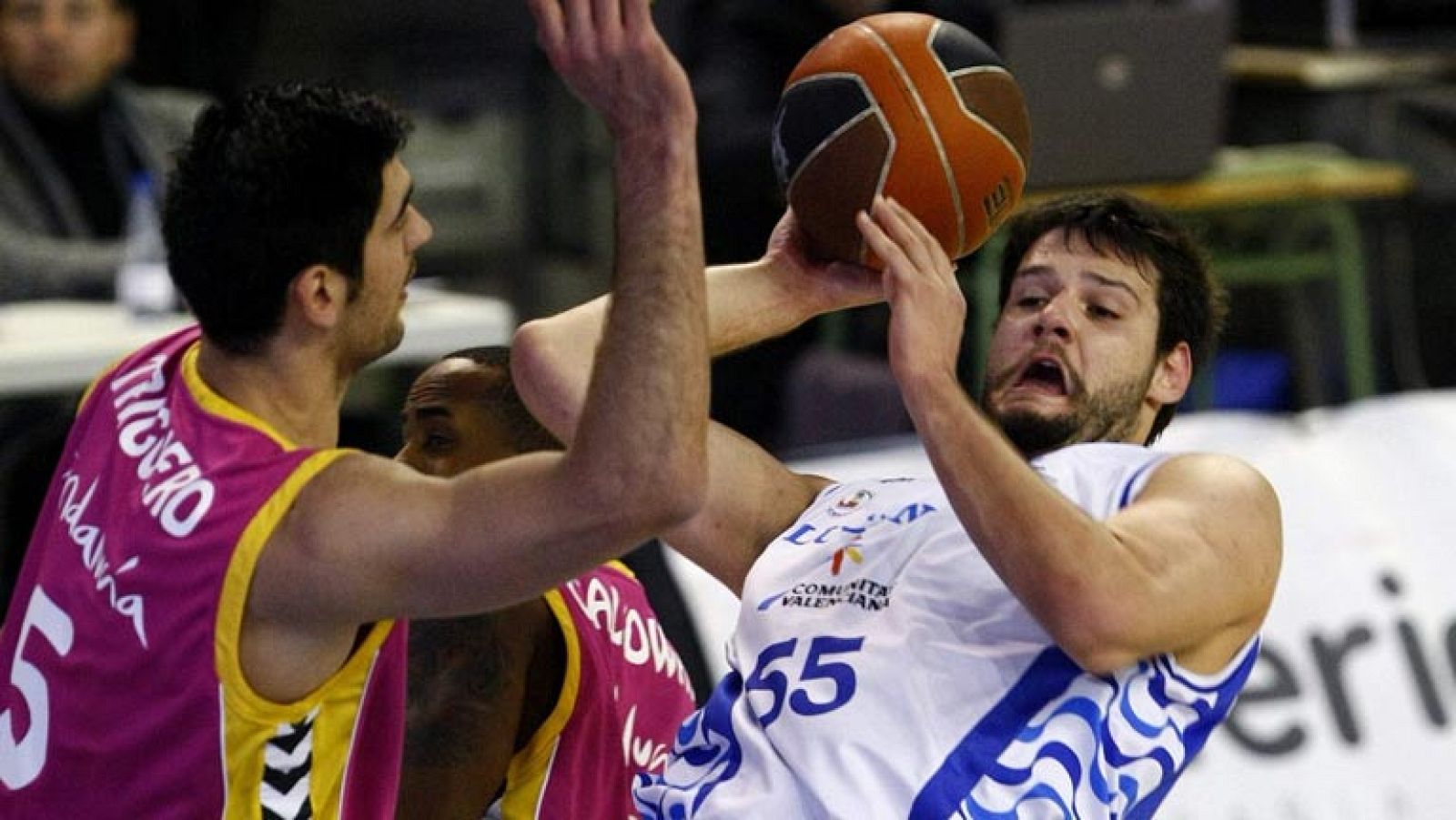 El Baloncesto Lucentum ha sumado la decimotercera victoria de la temporada y asciende a la cuarta plaza de la ACB tras doblegar al Banca Cívica (86-82) en un trepidante e igualado partido que se decidió tras una prórroga y en los últimos segundos.