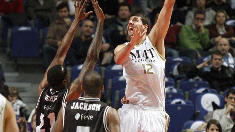 El Real Madrid no pudo sumar su victoria número 27 en casa de forma consecutiva en Liga Regular y además perdió el liderato de la clasificación ante un Grescrap Bizkaia que supo hacer los ajustes oportunos para conseguir la victoria.