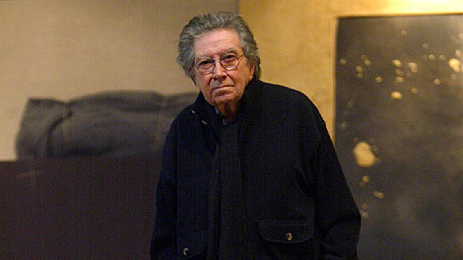 Ha muerto el pintor y escultor catalán Antoni Tapies, uno de los artistas españoles más influyentes del siglo XX. Según acaba de confirmar su familia, ha fallecido en Barcelona, la ciudad donde nació hace 88 años. Tapies era también ensayista y maestro del arte de vanguardia del  siglo pasado. Entre los más de 50 premios que recibió en vida, están el Príncipe de Asturias de la Artes de 1990, el premio Picasso de la Unesco en 1993 y diez años después el premio Velázquez.Tapies era un autodidacta que supo aprovechar la tradición editorial de su familia. Hy se ha reunido por primera vez la nueva comisión ejecutiva federal del PSOE. El secretario general Alfredo Pérez Rubalcaba anunciaba después que la nueva portavoz en del Grupo Parlamentario será Soraya Rodriguez.Y en el partido, ejercerá como portavoz la vicesecretaria general Elena Valenciano. ubalcaba dice que harán una oposición útil, ofrece colaboración al gobierno sobre ETA.