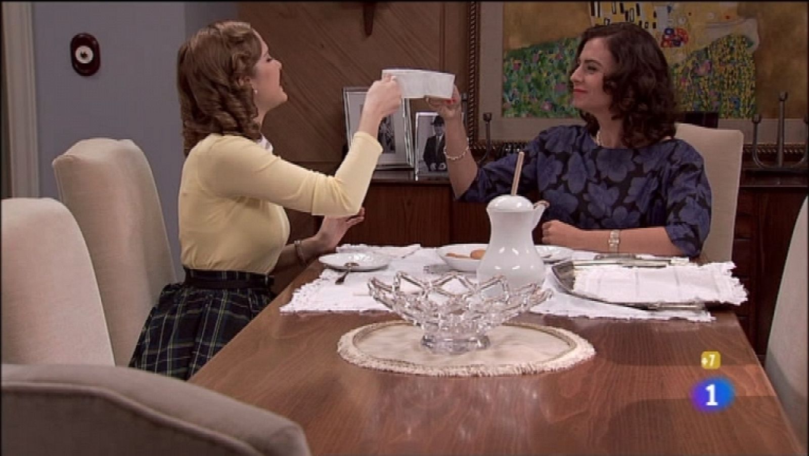 Amar en tiempos revueltos - T7 - Capítulo 107 - Rocío ofrece a Cecilia acogerla durante unos días, hasta que las cosas se aclaren entre su padre y ella - Ver ahora