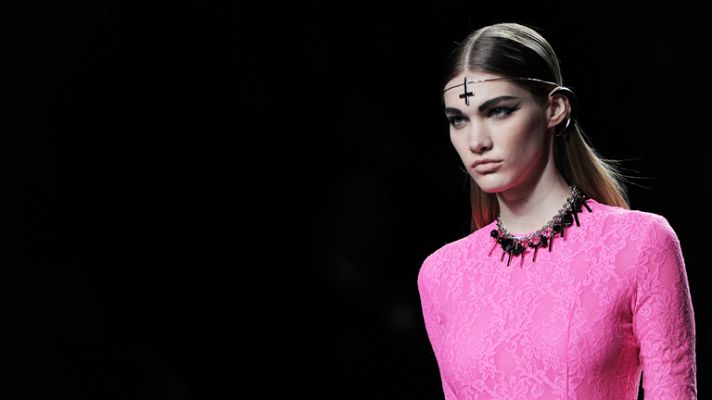  - Desfile íntegro de Carlos Díez y María Escoté