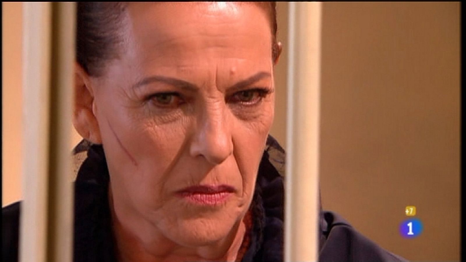 Cielo Rojo - Capítulo 20 - Daniela está dispuesta a hacerse la prueba de ADN para defender a su abuela - Ver ahora