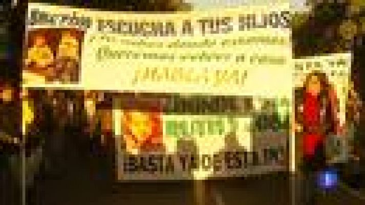 Telediario 1 - La madre de Ruth y José pide ayuda a la sociedad para encontrar a sus hijos ante 3.000 personas