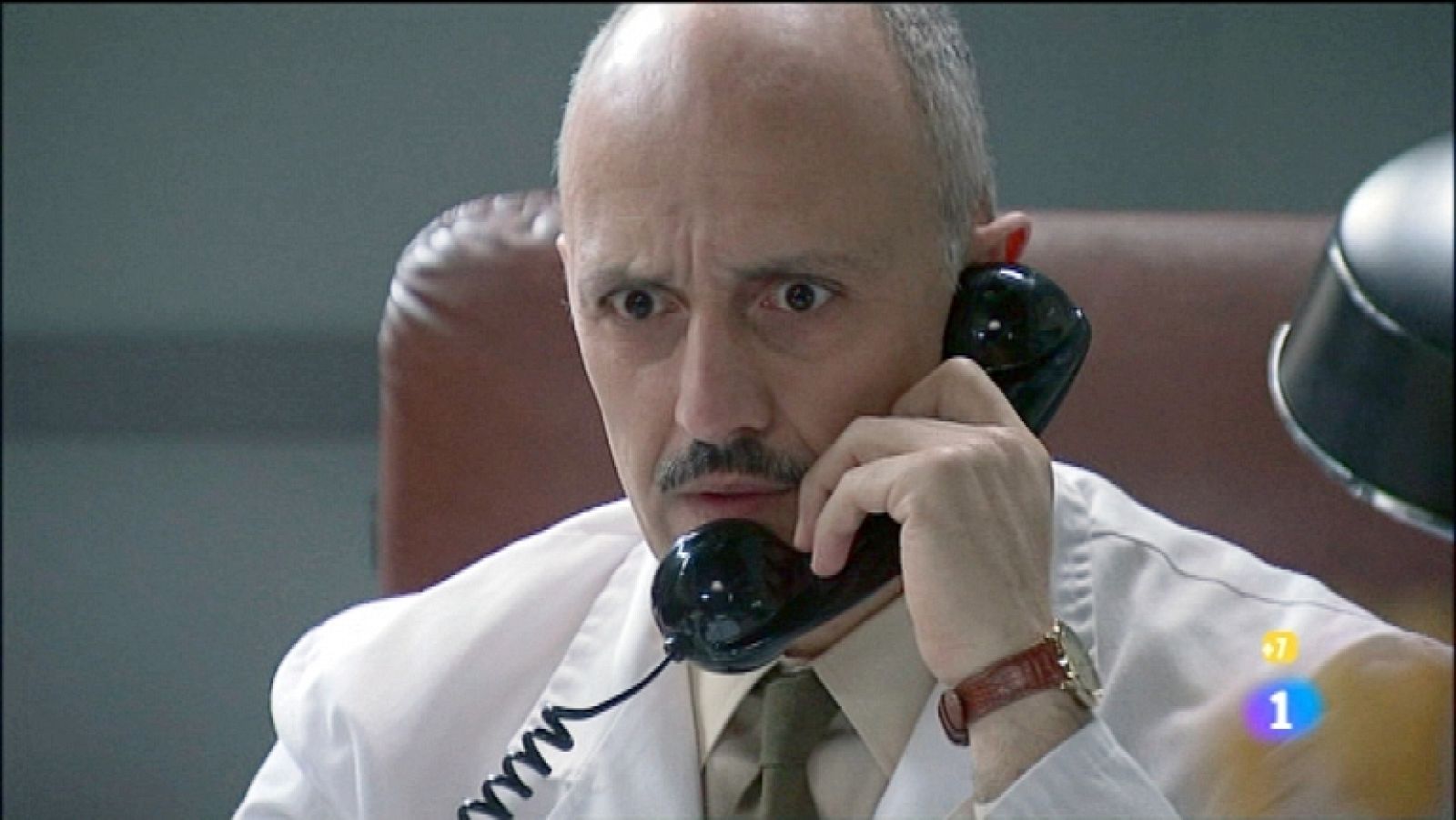 Amar en tiempos revueltos - T7 - Capítulo 109 - Eugenio, contra su voluntad, deberá hacer pruebas a soldados españoles con los medicamentos testados en Sidi Ifni - Ver ahora