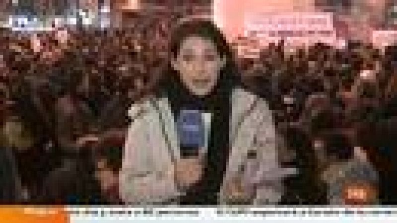 Cientos de personas se concentran en Madrid en contra de la condena a Garzón - Informativo 24h | Ver