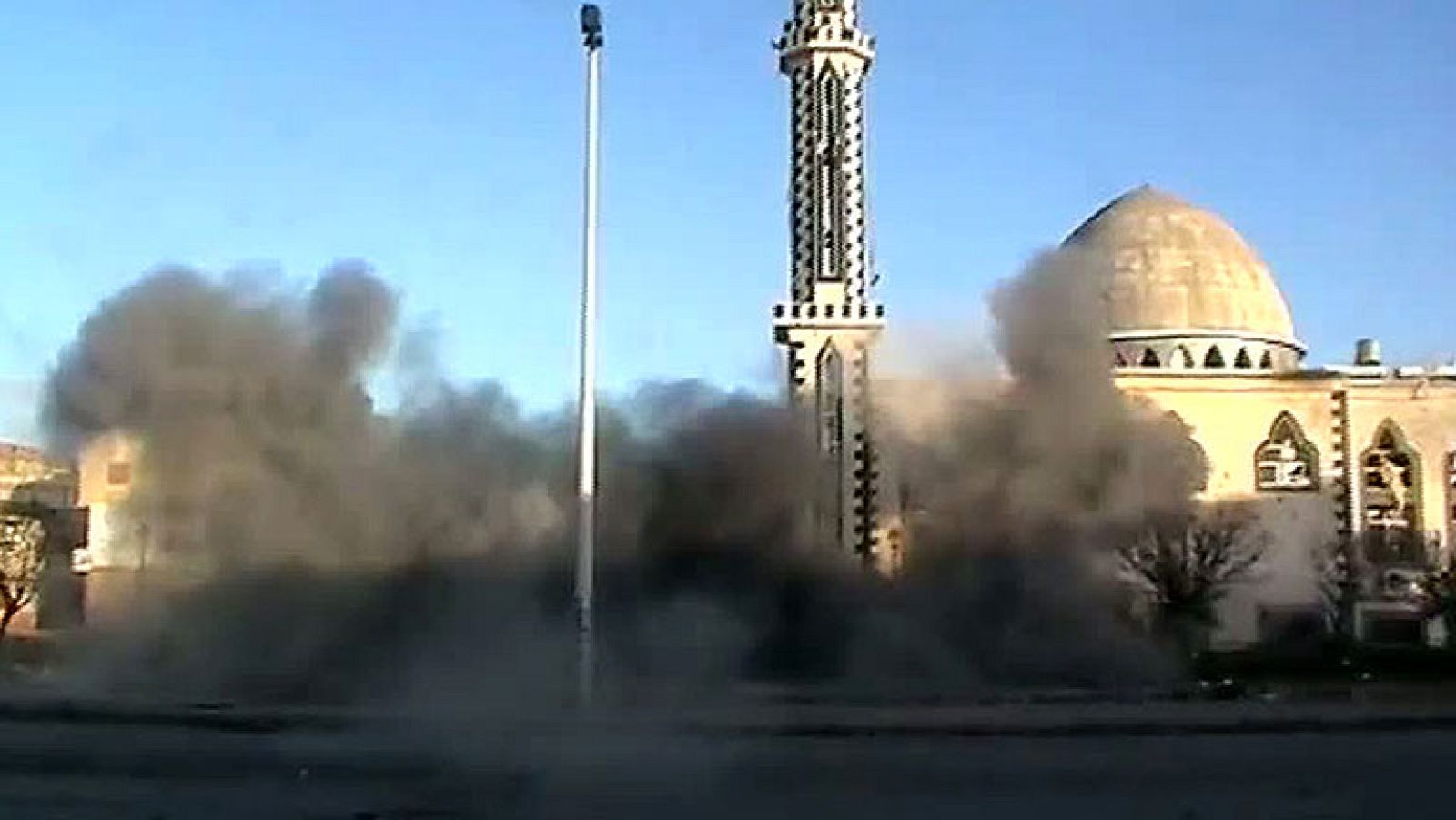  En la ciudad siria de Homs uno de los objetivos del ejército son los hospitales y ahora es en casas y mezquitas donde se atiende a los heridos. Naciones Unidas ha pedido este jueves al gobierno de Siria que pare los asesinatos, pero la diplomacia cada día que pasa, parece estar más lejos de conseguir una solución.  También Libia ha decidido hoy expulsar al personal diplomático sirio en Trípoli.