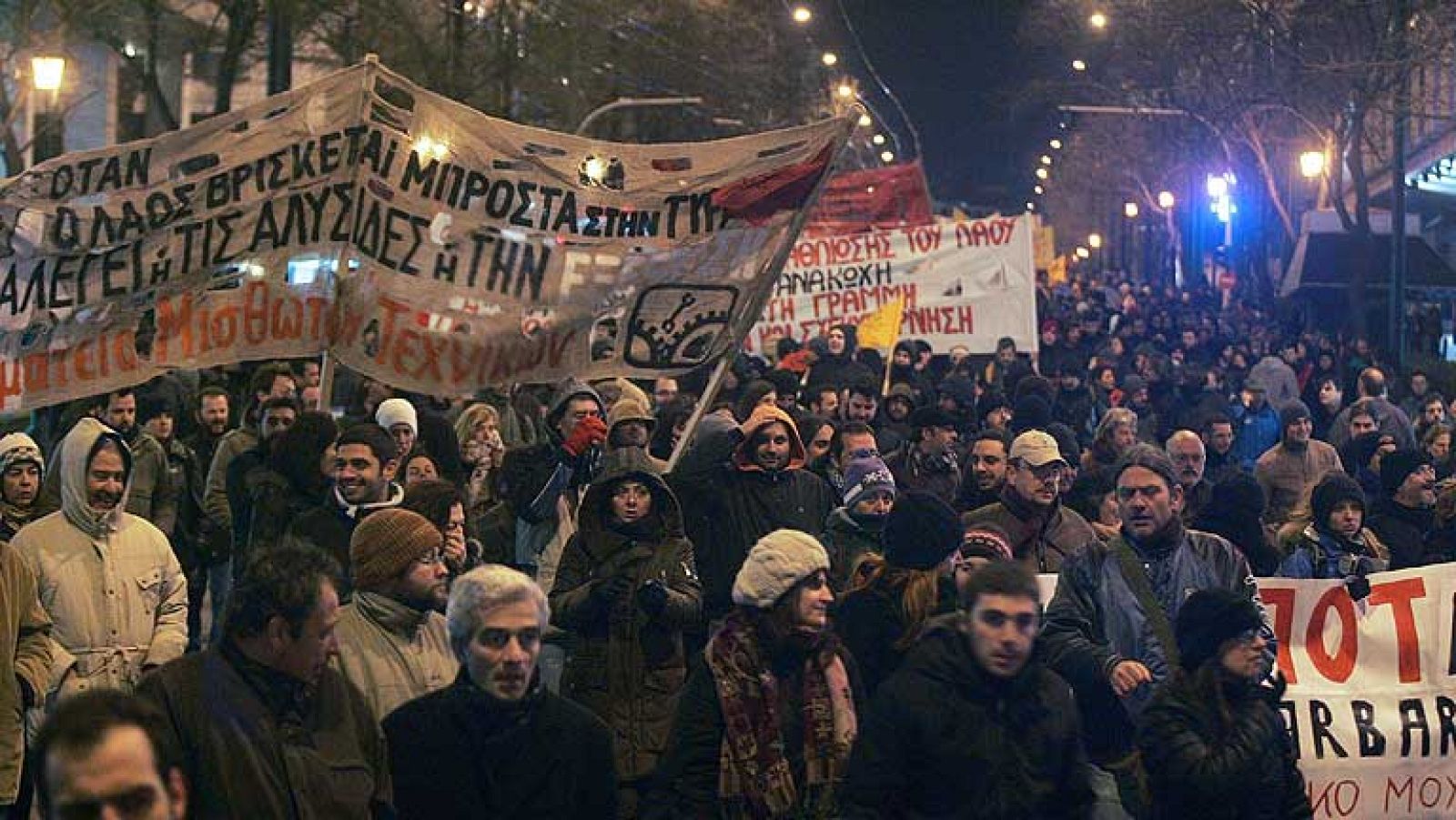 Grecia se ha paralizado por la segunda huelga general de este año, esta vez de 48 horas, convocada en protesta contra el acuerdo entre el Gobierno de Lukás Papadimos y la troika (CE, FMI y BCE)