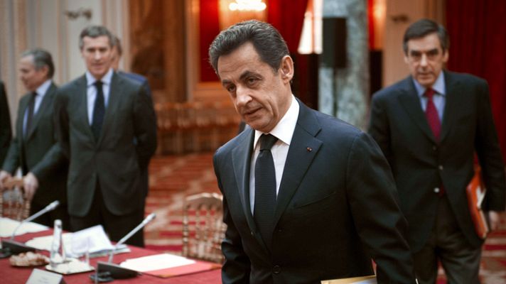 Telediario 1 - Sarkozy gira a la derecha