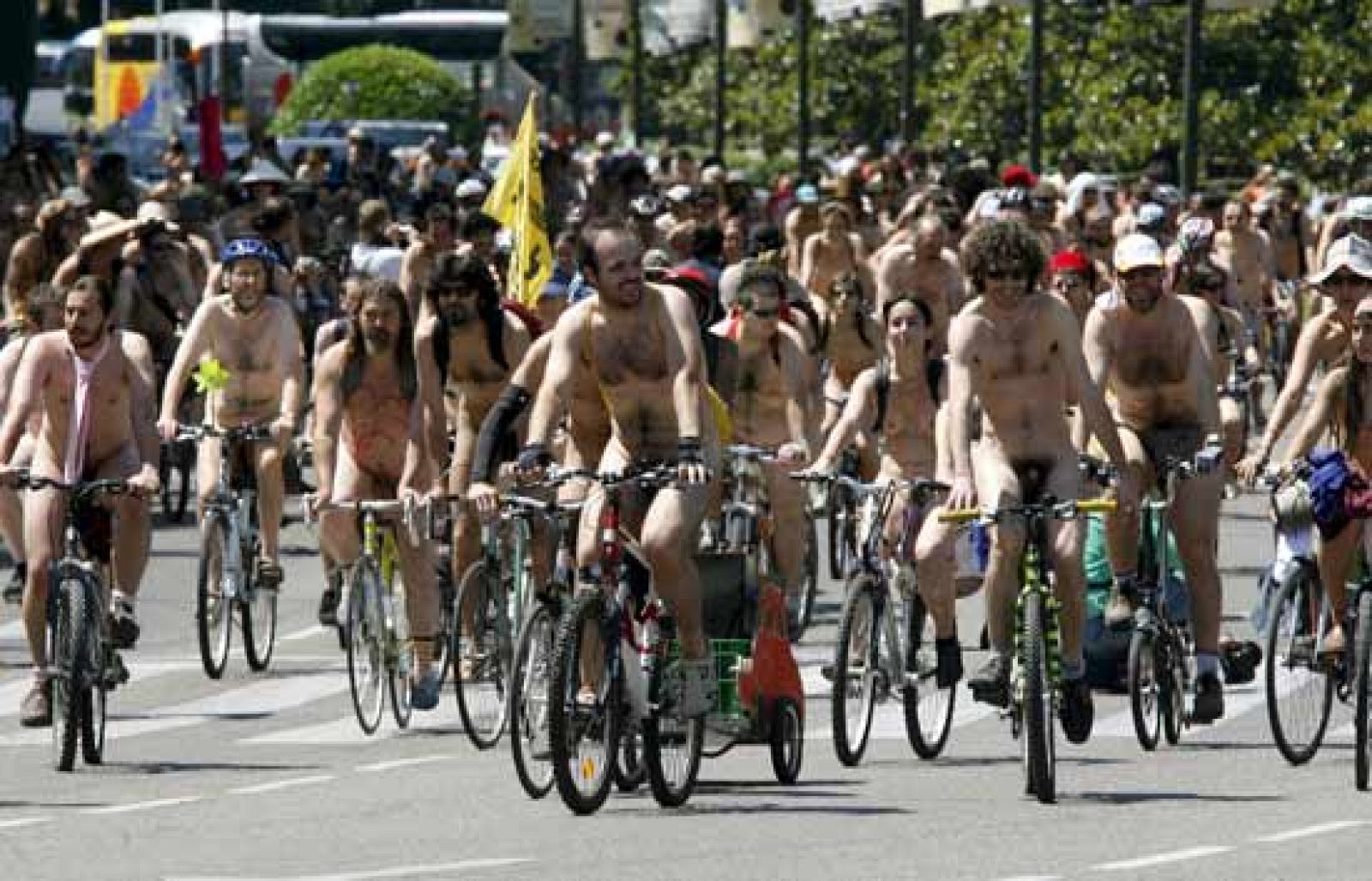 Dos centenares de ciclonudistas han participado en Madrid en la Quinta Marcha Ciclonudista Mundial, que se celebra en varias ciudades españolas y decenas del mundo (7/06/08).