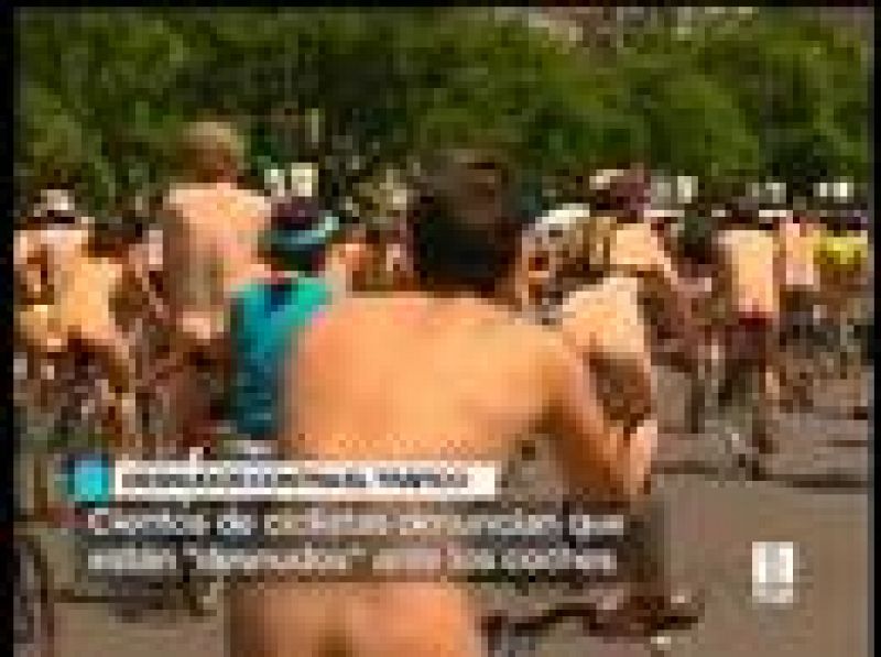 Dos centenares de ciclonudistas han participado en Madrid en la Quinta Marcha Ciclonudista Mundial, que se celebra en varias ciudades españolas y decenas del mundo (7/06/08).