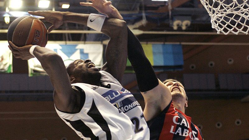 El Blusens Monbus ha firmado la sorpresa de la jornada al derrotar en la prórroga al Caja Laboral por 89-87, un triunfo que le aleja de la zona de descenso.