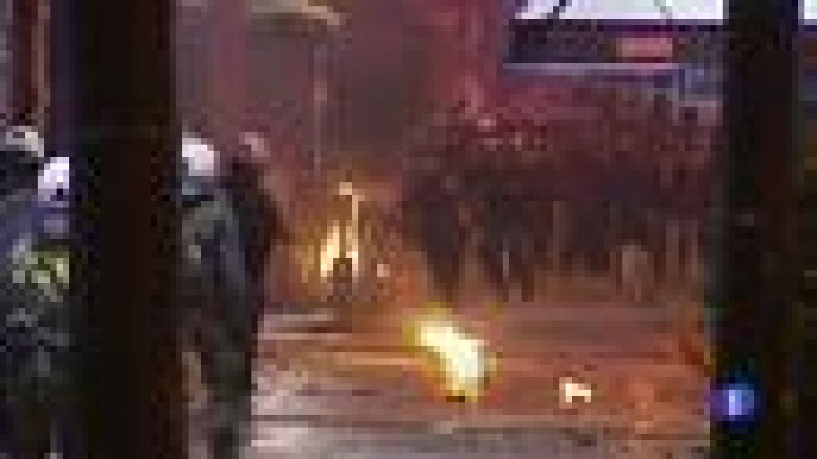 En Atenas, los manifestantes se enfrentan con la policía