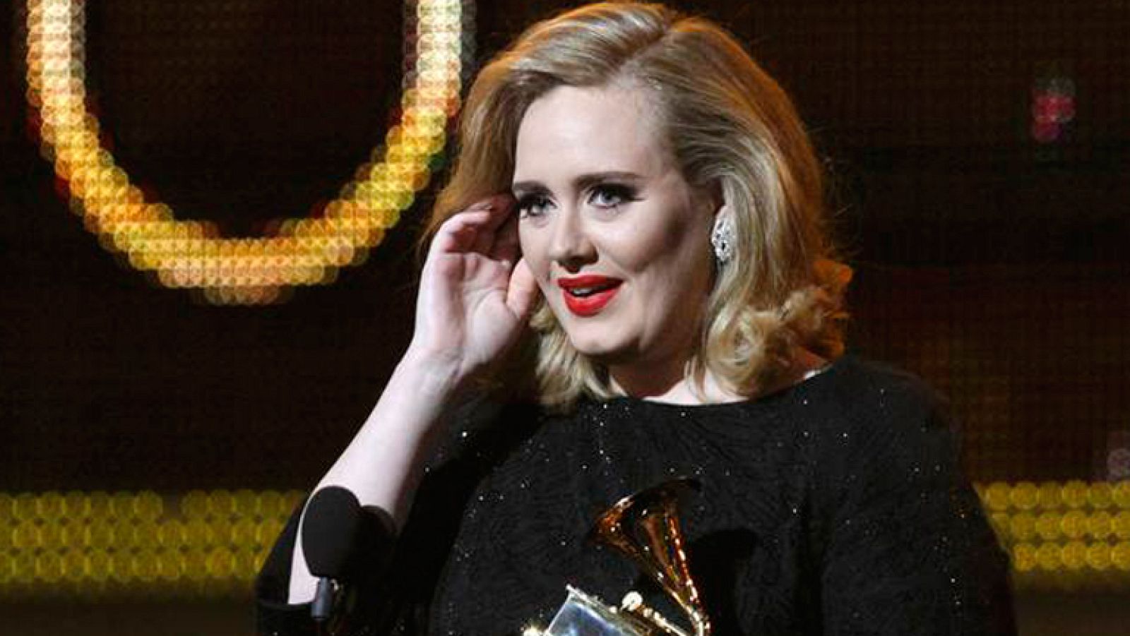  Adele reina en unos Grammy que despidieron a la diva Whitney Houston  