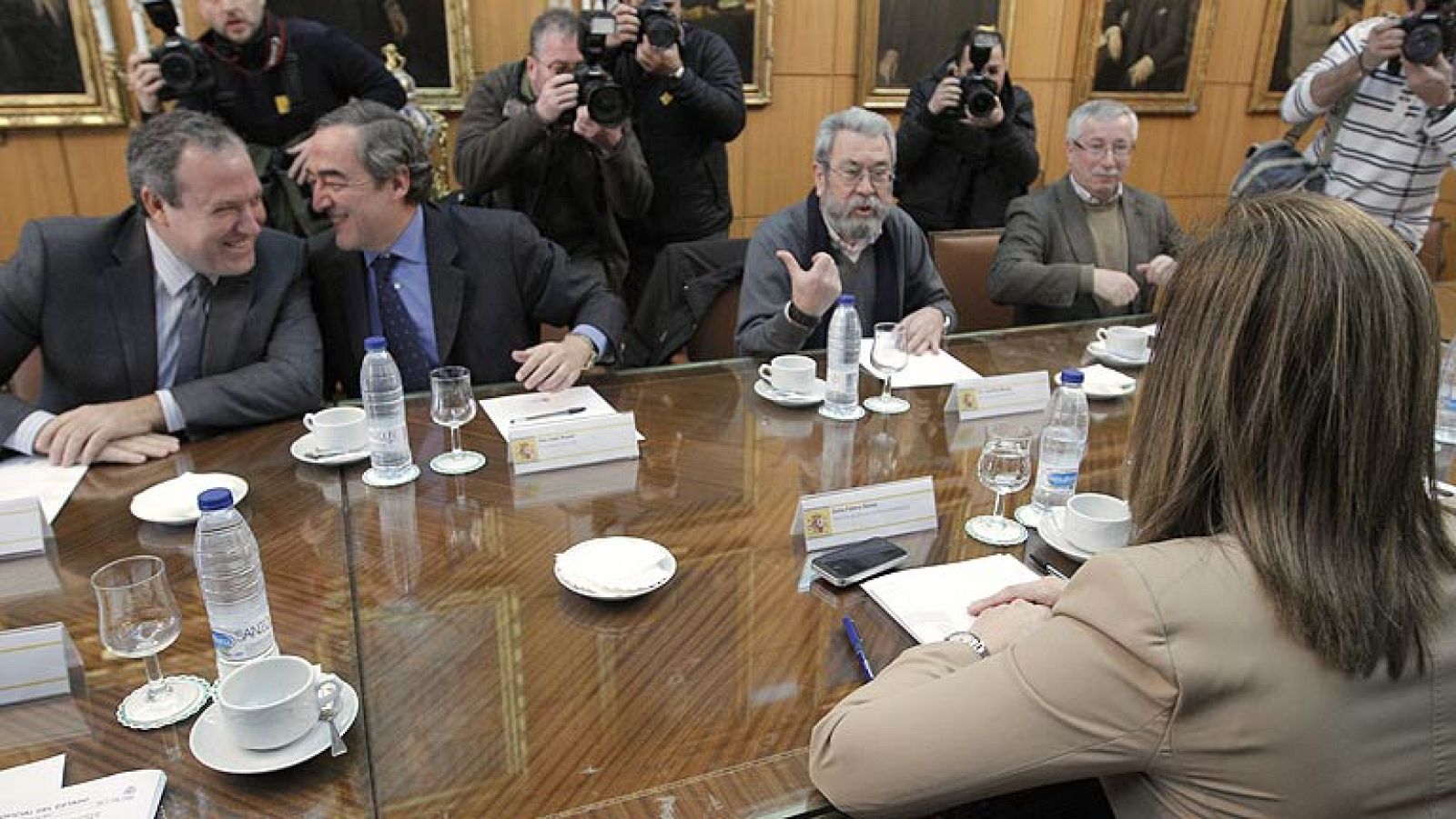 CC.OO. y UGT intentarán que las Cortes corrijan los "horrores" de la reforma laboral | Ver