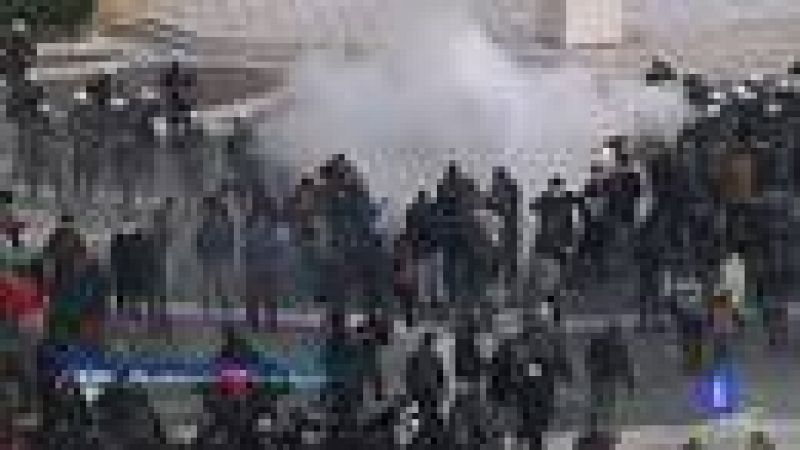 100 heridos y varios edificios quemados en las protestas en Grecia
