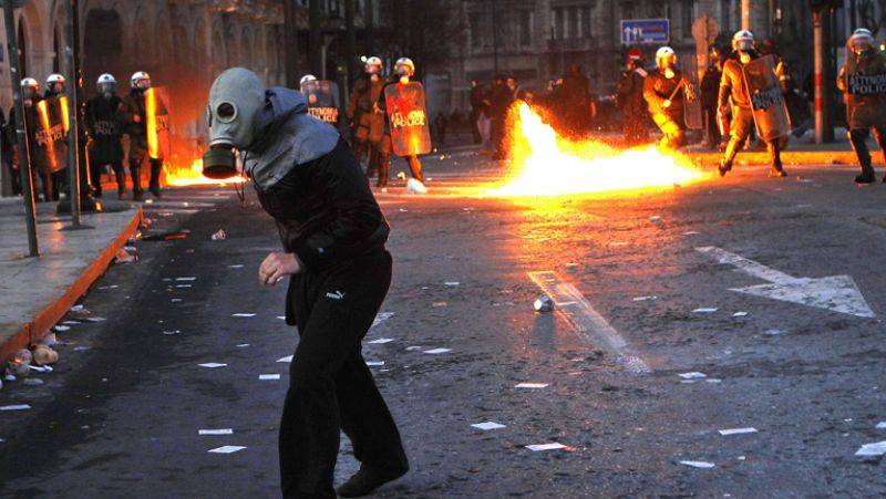 100 heridos y varios edificios quemados en las protestas en Grecia