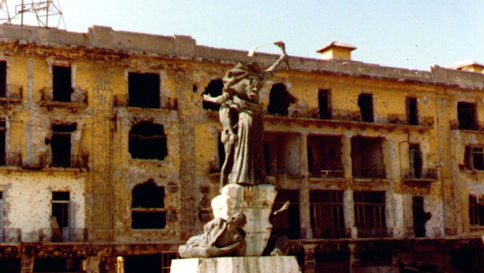 Facciones cristianas contra milicias suníes y chiíes. Intervención de Siria, refugiados palestinos e Israel. La guerra civil en Líbano duró quince años y dejó más de 150.000 víctimas civiles y es el precedente más radical de un conflicto sectario.