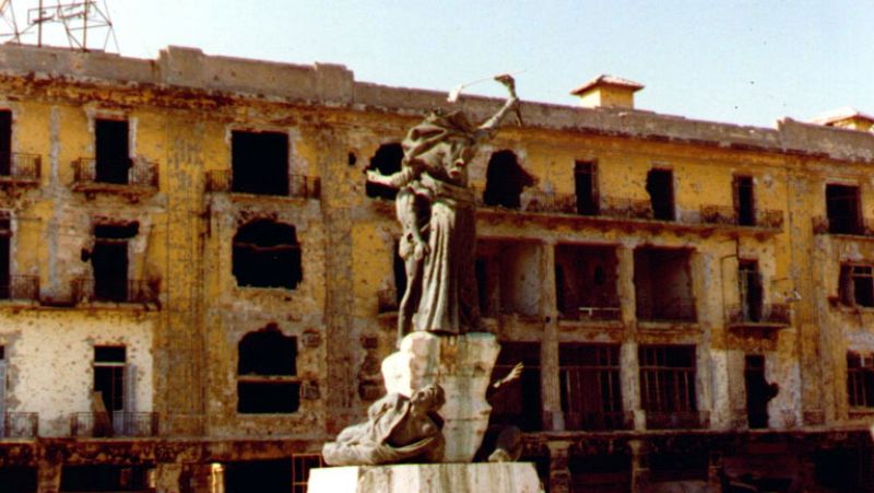 Facciones cristianas contra milicias suníes y chiíes. Intervención de Siria, refugiados palestinos e Israel. La guerra civil en Líbano duró quince años y dejó más de 150.000 víctimas civiles y es el precedente más radical de un conflicto sectario.