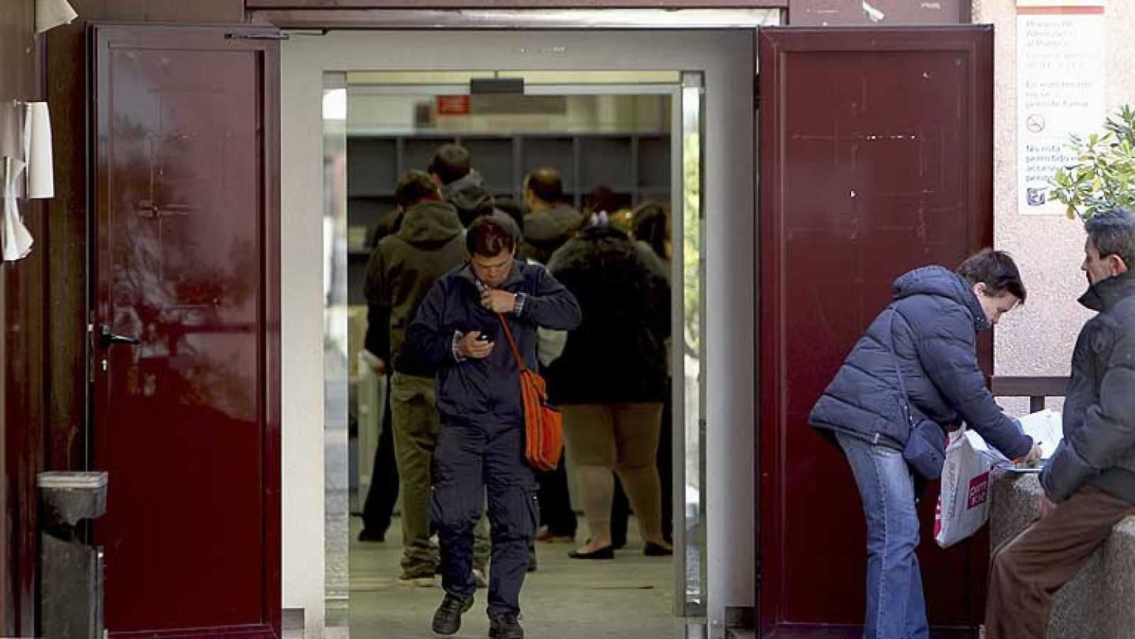 La Comisión Europea presentará hoy los resultados de su primer informe sobre desequilibrios macroeconómicos, como el desempleo excesivo o la pérdida sostenida de la competitividad, que podrá acarrear multas del 0,1 % del PIB