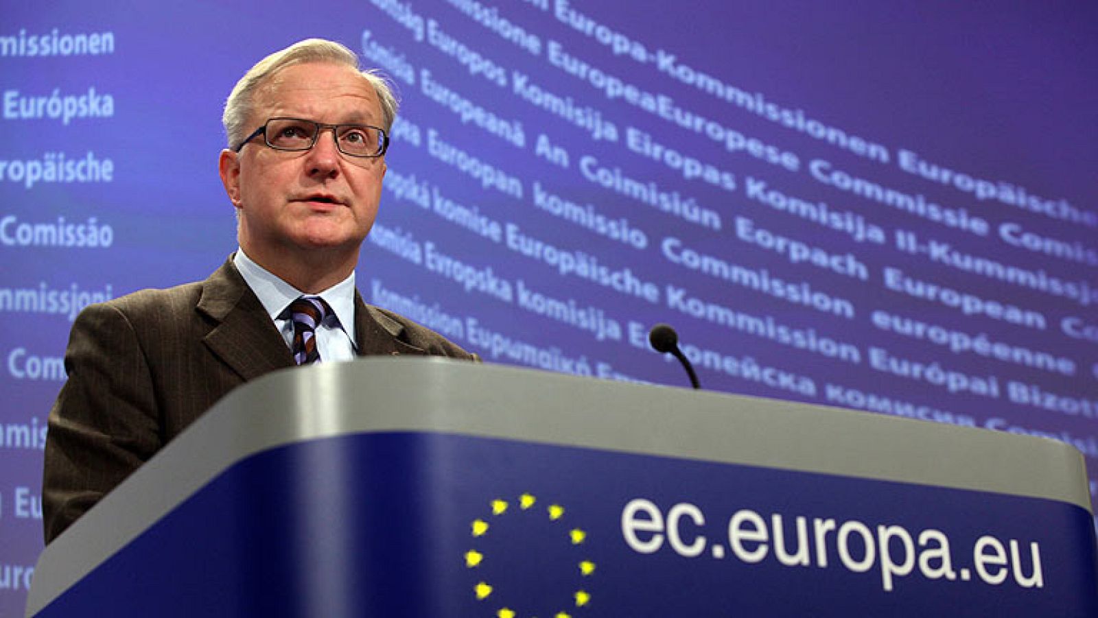 Rehn niega que vaya a multar a España por incumplir el déficit pero le pide que acelere presupuestos de 2012