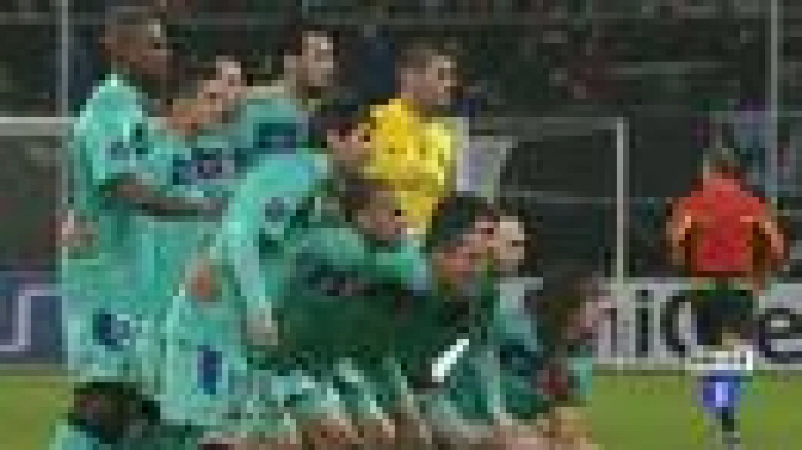 El Barcelona se ha impuesto a domicilio al Bayer Leverkusen (1-3) con dos goles del chileno Alexis Sánchez y uno gol del argentino Lionel Messi, con lo que pone un pie en los cuartos de final de la Liga de Campeones.