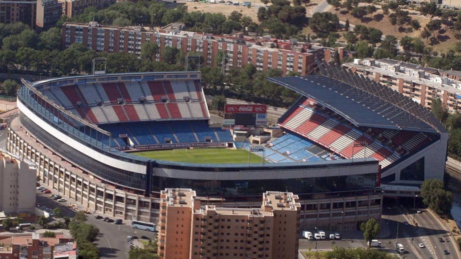 Madrid y Valencia siguen siendo las dos ciudades candidatas para celebrar la final de la Copa del Rey. Descartado el Bernabéu por el Real Madrid, hoy hemos conocido que el Atlético de Madrid ha ofrecido el Vicente Calderón a la Federación para el 25 de mayo. El club rojiblanco se compromete a tener listo el césped para el 24 después del concierto de Cold Play.  