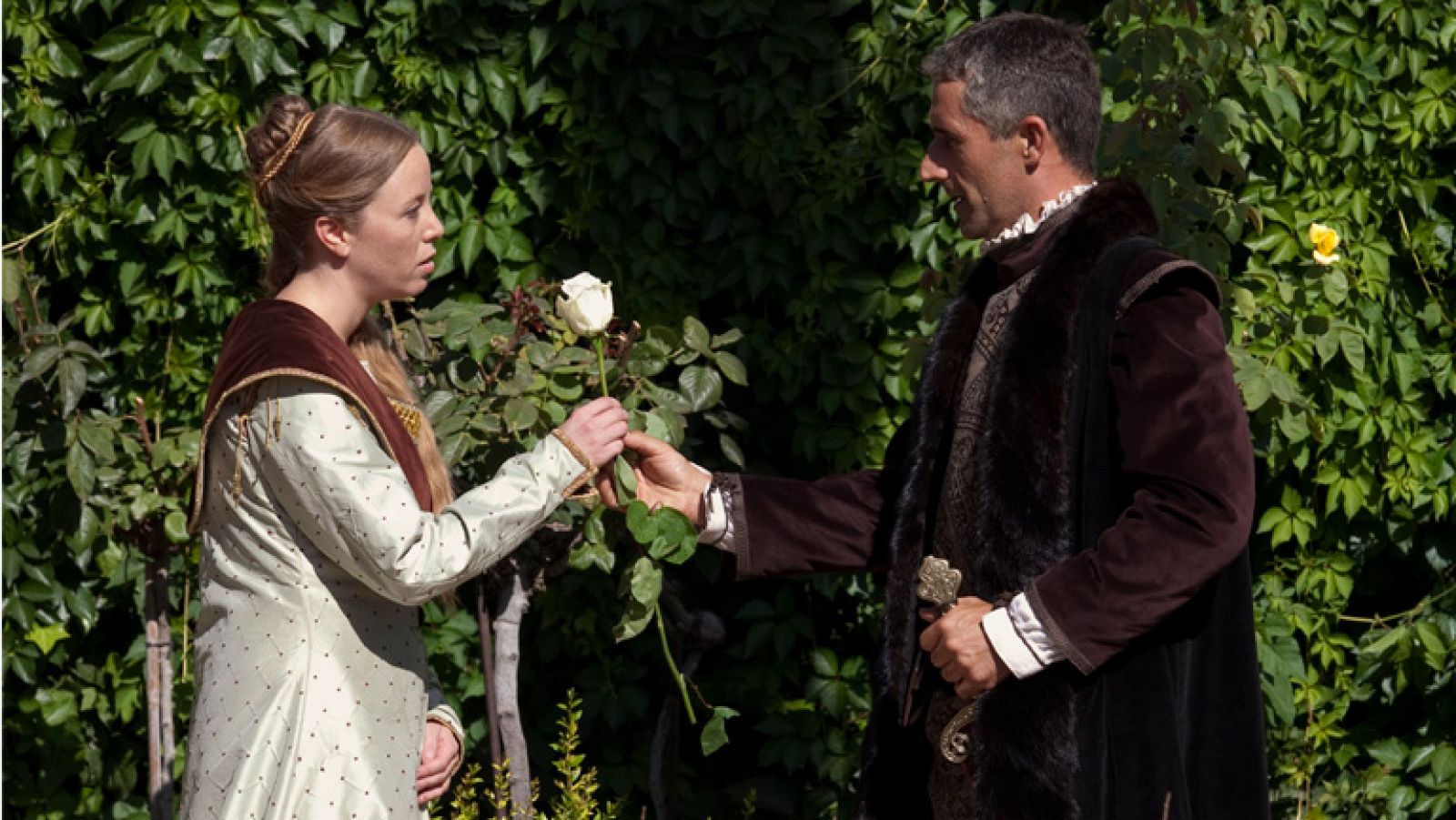 Isabel - Cabrera pide la mano de Beatriz de Bobadilla